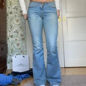 Levi's ljusblå bootcut jeans - Snygga ljusblå Levi's jeans i bootcut-modell. Midwaist och i bra skick! 