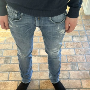 Replay Jeans  | Ljusblå m Slitningar  | Storlek: 29/32 - Tja. Säljer nu dessa replay jeans i färgen ljusblå med sköna slitningar . Jeansen är i mycket gott skick och inga synliga skavanker finns med. Modell: Anbass | Passform: Slim fit. Vid funderingar hör av er //TKTL_Resell