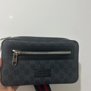 Gg supreme midjeväska  - Äkta gucci midjeväska som är köpt från Australien. Säljer pårund av att jag vill köpa en annan väska. Väskan är helt ny o nästan knappt använd. Väskan säljs inte längre på guccis sida så nu går den bara upp i pris då. Nypris nu kostar mellan 12-15 tusen 
