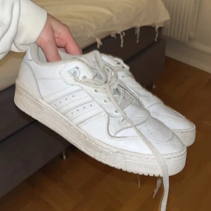 Adidas Forum Low - Säljer min Adidas Forum Low i strl 38/5. Använda men i helt och fint skick!