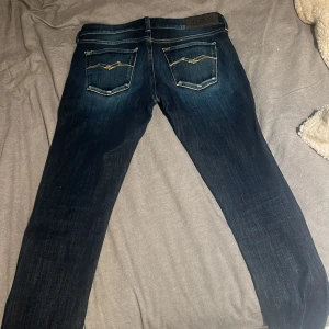 Mörkblå jeans från Replay - Snygga mörkblå jeans från Replay, det är en skinny model. Vid frågor är det bara att kontakta, kan självklart sänka priset