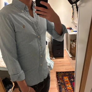 Ralph Lauren Skjorta - Tja, säljer en Ralph Lauren skjorta. Skick, 9/10. Storlek S. Nypris 1500, mitt pris är 479. Hör av dig vid frågor o funderingar!