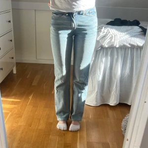 Ljusblå jeans från Weekday - Säljer ett par ljusblå jeans från Weekday. De har en klassisk femficksdesign och är tillverkade i denim. Jeansen har en rak passform och är mid waist. De är i storlek 26/32 och är något korta på mig som är 168. #weekday #jeans