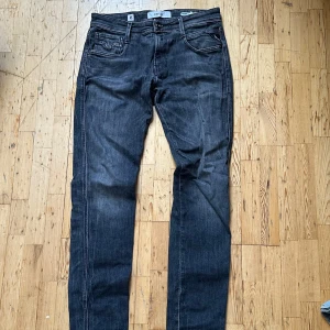 Replay anbass  - Snygga mörkblå jeans från Replay, modell Anbass. De har en slim fit passform och klassisk femficksdesign. Köpte i september men ej använt sedan dess, därav är de i nyskick. 