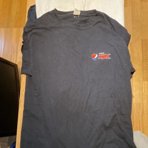 Svart t-shirt med Pepsi Max-logga - Säljer en svart t-shirt med pepsi Max logga på, storlek m knappt använt! Pris kan diskuteras vid snabb affär 