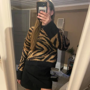 Zebramönstrad stickad tröja - Säljer en cool zebramönstrad stickad tröja i svart och beige/brun 🖤