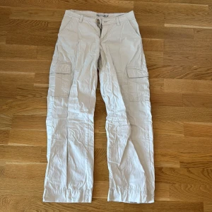 Beige cargobyxor - Beige cargobyxor från lager 157