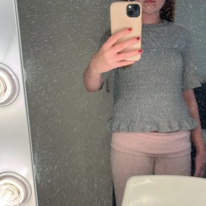 slutsåld h&m topp - säljer den här jätte populära slutsålda smockade toppen från h&m som inte kommer till användning köpte den nyligen, säljer pågrund av att jag inte riktigt gillade hur den satt på mig 