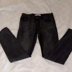 Svarta Levis 512 Slim Taper jeans - Snygga svarta Levis 512 Slim  storlek 16 år 176 cm 