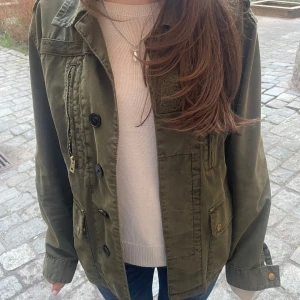 Grön jacka från Zadig & Voltaire - Jättesnygg militärgrön vår/höst jacka från Zadig & Voltaire! Knappt använd och är storlek Xs men passar S lika bra. Köpt för 2000 kr secondhand 