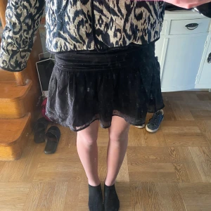 Volang kjol - Supersöt kjol från Gina Young, festlig men går även att styla till en vardags outfit 💛