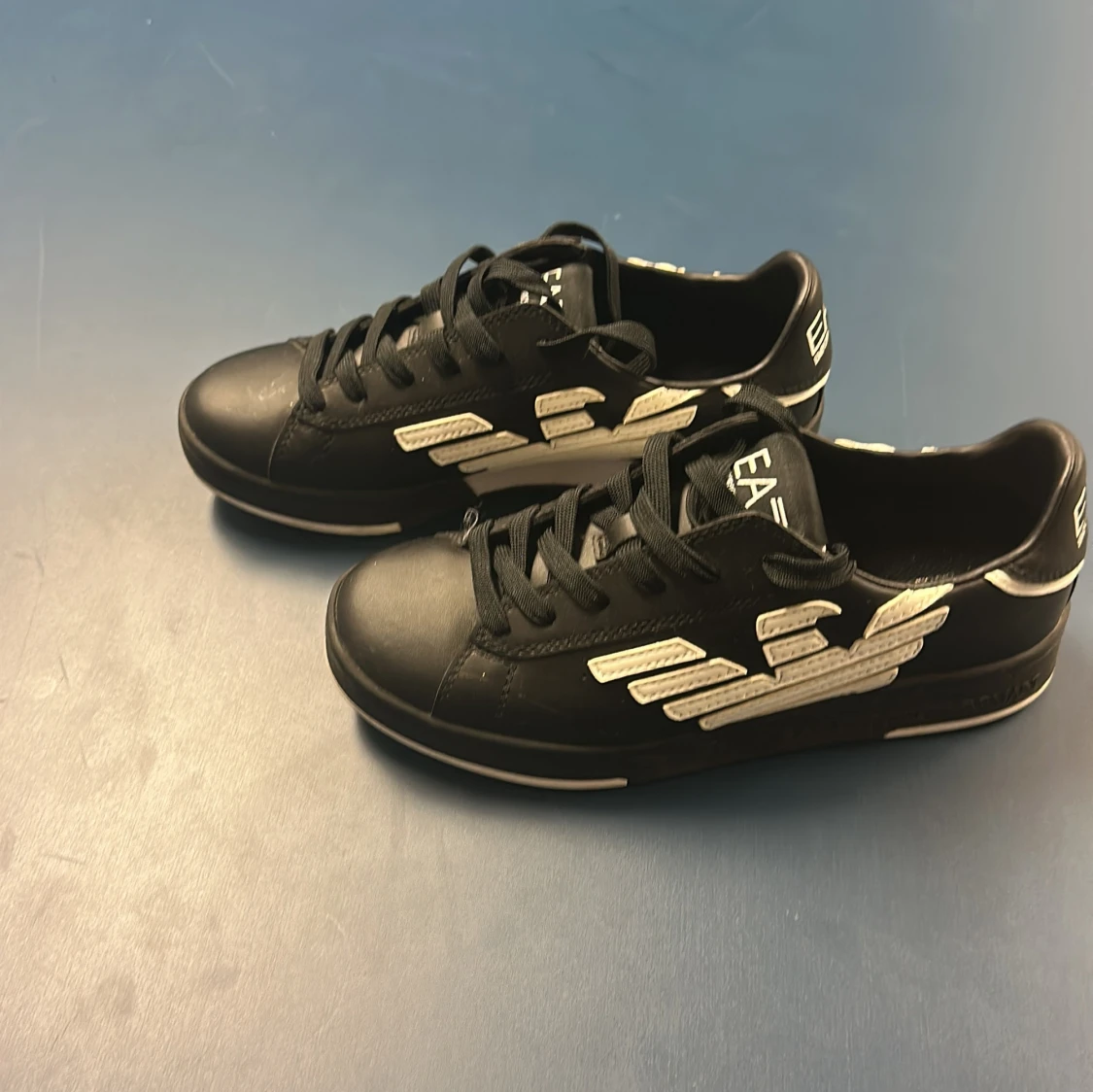 Svarta sneakers från EA7