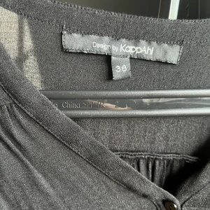 Blus  - En tunn blus perfekt för våren och sommaren.  