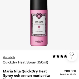 Maria Nila Quickdry Heat Spray - Maria Nila Quickdry Heat Spray är en värmeskyddande spray i en rosa flaska på 150 ml. Den skyddar håret mot värmeskador vid styling och torkar snabbt. Perfekt för att bevara hårets hälsa och glans vid användning av värmeverktyg.
