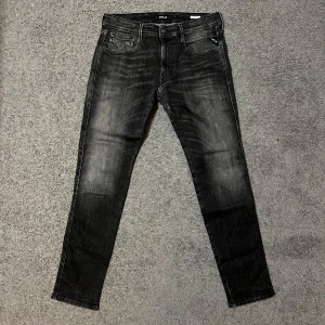 Replay Anbass Jeans (läs beskrivning) - Tja säljer ett par Replay jeans i storlek W32 för endast 539kr! ‼️Storlek står inte i jeansen, midjemått på sista bilden. W32 är endast en uppskattning ‼️Pris är ej hugget i sten, hör av er i dm vid funderingar 🙌