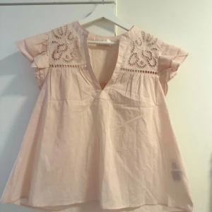 Rosa Hm topp - Rosa hm topp/ blus. Knappt använd och i nyskick. Perfekt till sommaren.