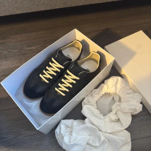 Maison margiela gats  - Populära Gats i sälssynt bra skick - nästan helt oanvända - storlek 42 men passar även 43 - Box medföljer - skriv vid minsta fråga/fundering!✨🌟