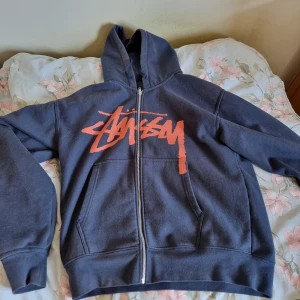 Stussy hoodie  - Vädligt bra skick, inga skavanker. Storlek L