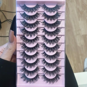 Set med lösögonfransar - Säljer ett set med dramatiska lösögonfransar i svart. Perfekta för att ge en intensiv och fyllig look. Kommer i en praktisk förpackning med flera par för olika tillfällen.