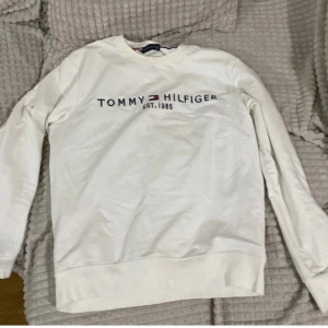 Tommy hilfiger tröja - Vit tommy hilfiger tröja ☺️ fint skick skriv för mer bilder ☺️