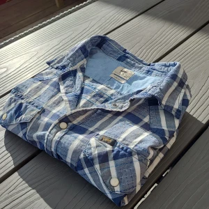 Blå och vit rutig skjorta från Lee - Säljer en snygg blå och vit rutig skjorta från Lee i slim fit. Det står att det är en XL men den sitter som en M. Skjortan har långa ärmar och knappar framtill samt på bröstfickorna. Perfekt för en stilren och avslappnad look inför sommarn. Den är även nice att ha som overshirt!