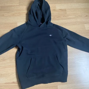 Gant hoodie  - Säljer min gant hoodie för att den är för liten. Den har ett mycket bra skick .