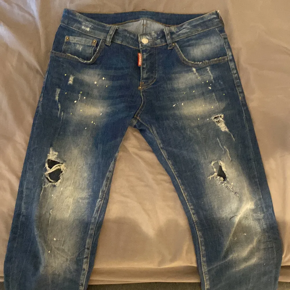 Dsquared2 jeans använda 1 gång. Blivit för små tyvärr. Storlek 44 (S) Passar en person som är cirka 1.75-1.78cm lång. Farkut & Housut.