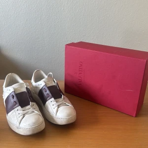 Valentino sneakers - I använt skick. Älthetsbevis finns på bilder, de är köpta på vestiaire. Kom gärna privat för fler bilder!🥰