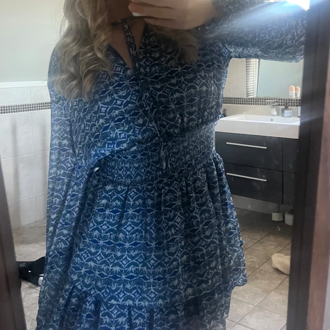 Blå mönstrad klänning - 1