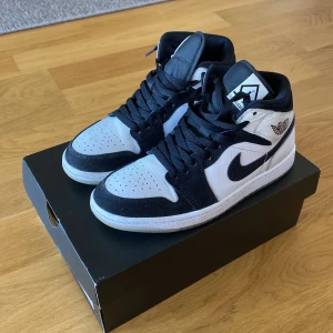 Nike Air Jordans Diamond  - Snygga Nike Air Jordans i klassisk svart och vit färgkombination. Skorna har en ikonisk design med snörning och rund tå. Perfekta för dig som vill ha en stilren look med en sportig touch. Skorna är i väldigt fint skick i storlek 40. Crease skydd ingår(om man vill). Nypris 2000kr