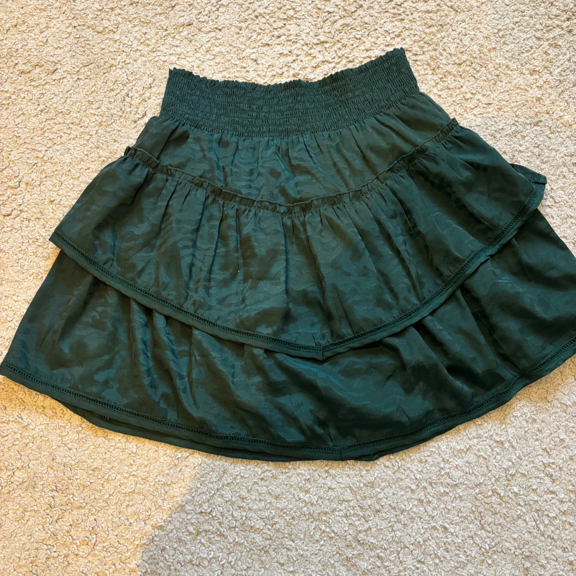 Grön kjol med volanger