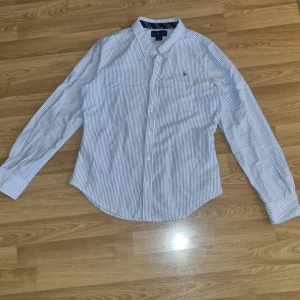 Ralph Lauren skjorta  - Tja säljer denna sjukt feta Ralph Lauren skjorta i stl 152 och skicket är 9/10 den är perfekt för sommaren. Den har inga defekter ny pris ligger runt 1500. Hör gärna av er vid funderingar 