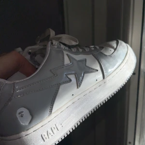 Grå BAPE STA sneakers - Snygga grå BAPE STA skor. Dem är lite smutsiga men det kan jag fixa innan jag skickar ut, dem har creasat lite men det är normalt för skor. Jag har påsen för bape skriv till mig privat för att få en bild på den
