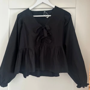 neo noir blus - blus från neo noir i bra skick och utan några synliga defenter, skriv privat för fler bilder🩷