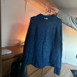 Mörkblå stickad tröja - Mörkblå stickad tröja 