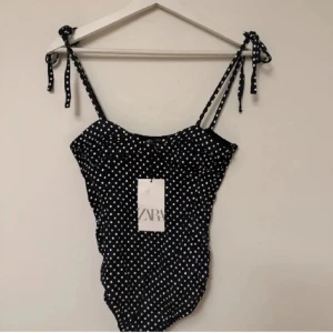SÖKER prickig Zara body - SÖKER den här bodyn från Zara helst i stl S men M kanske fungerar💖