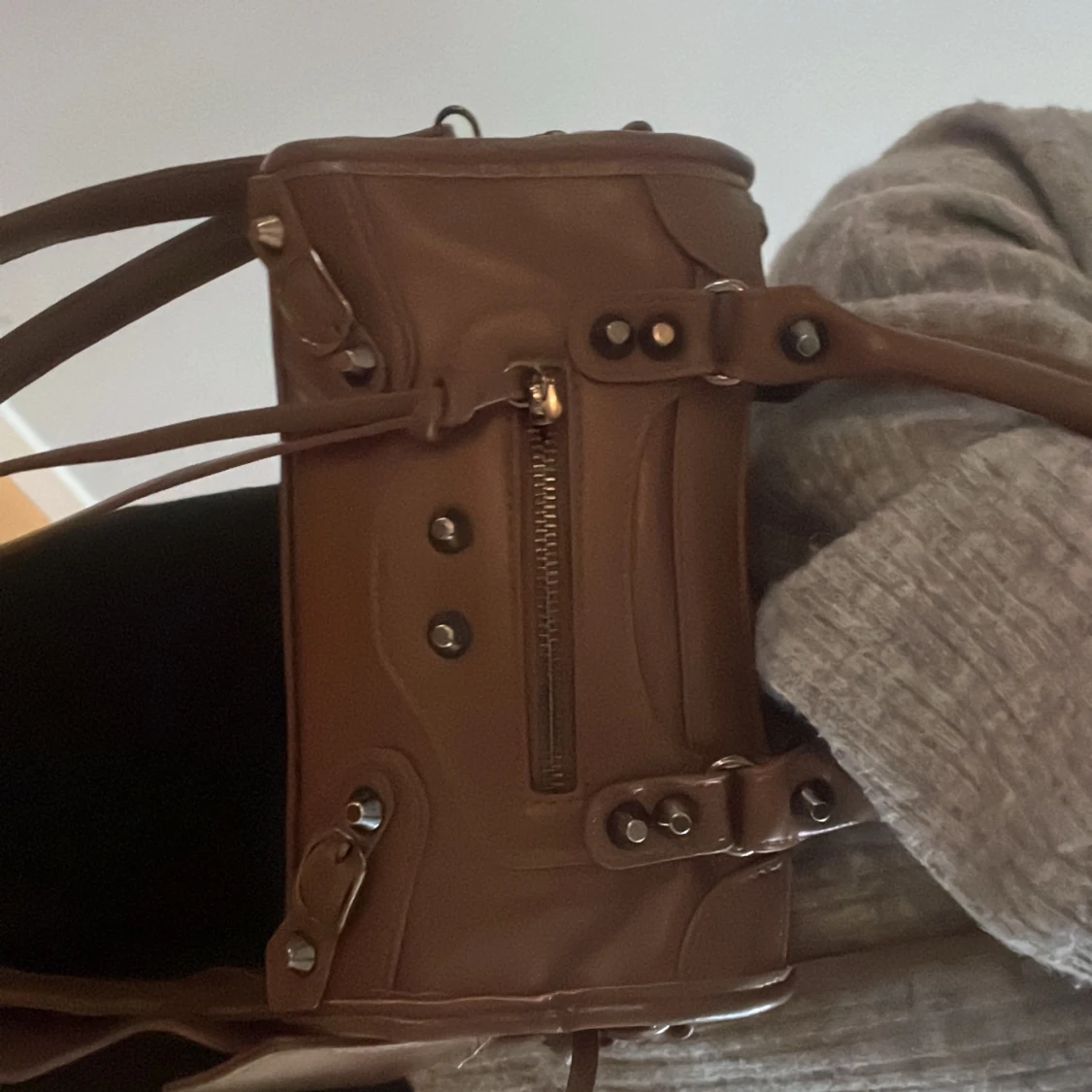 Brun axelväska med dragkedja - 1