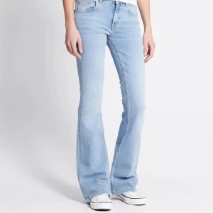Ljusblå bootcut jeans - Snygga ljusblå bootcut jeans med klassisk femficksdesign. De har en bekväm passform och är perfekta för en avslappnad stil. Jeansen är tillverkade i ett mjukt denimtyg som ger en skön känsla hela dagen. 💗