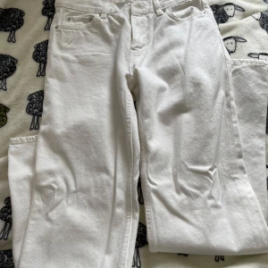 Vita jeans från Gina tricot - Snygga vita jeans från Gina tricot i klassisk femficksmodell. De har en normal passform och är perfekta för en stilren look. Passar bra till både vardag och mer uppklädda tillfällen. Endast testade