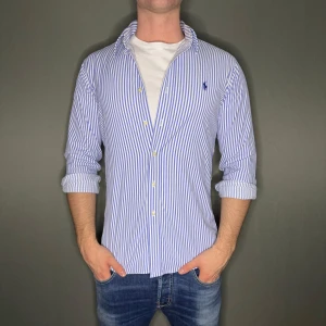 Ralph lauren skjorta - Hej säljer nu min fina Ralph Lauren skjorta ”Performance” (riktigt skön i värmen) i storlek S. Den är i nyskick och kommer vara otroligt snygg nu i vår och framåt sommaren. Nypris cirka 1600kr! Vi kommer att sälja liknande produkter nu i vår och närmare sommar så glöm inte följa profilen!🌊🍾 