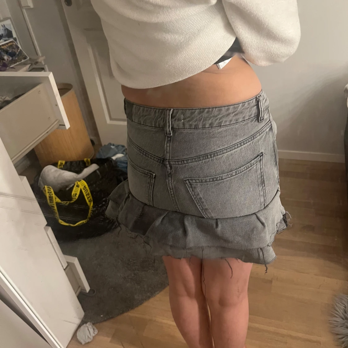 Grå jeanskjol med volang - 2