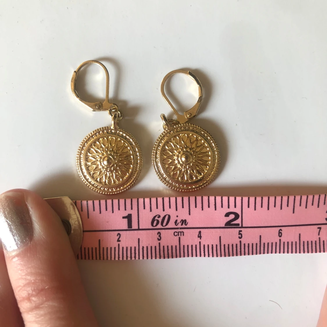 Guldörhängen med solmönster - 2