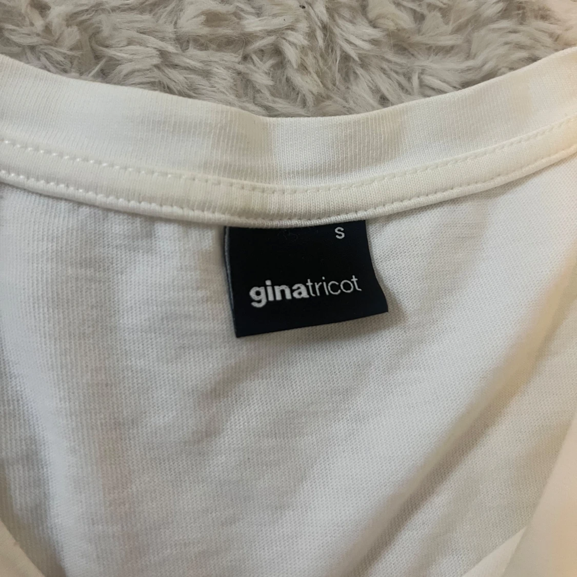 Vit topp med volangdetaljer från Gina Tricot - 2