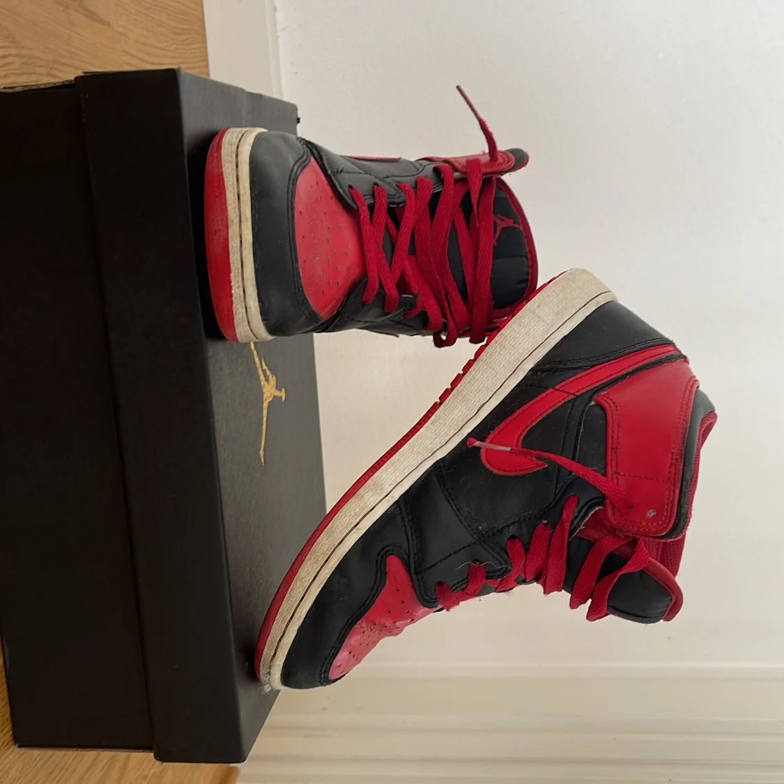 Nike Air Jordans i rött och svart - 1