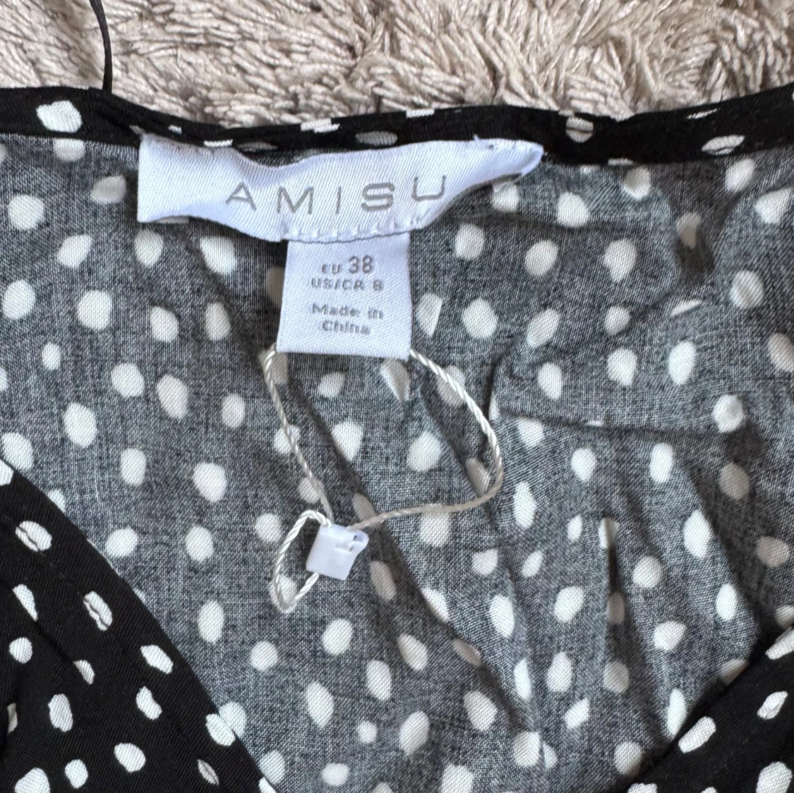 Svart prickig klänning från Amisu  - 1