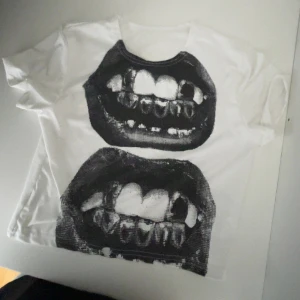 T-shirt mun - En magtröja från Temu. Fick hem den i ett samarbete men har aldrig kommit till användning. Inga defekter🤞🏻