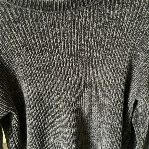 Grå ribbad tröja från FB Sister - Mysig grå ribbad tröja från FB Sister i storlek XXS. Perfekt för kyliga dagar med sin stickade design och långa ärmar. Enkel och stilren för en avslappnad look.