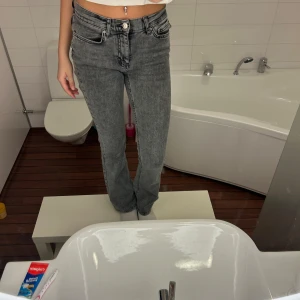 Grå bootcut jeans - Snygga grå bootcut jeans från Ginatricot jeans i storlek 36. Perfekta för både vardag och fest! 🖤