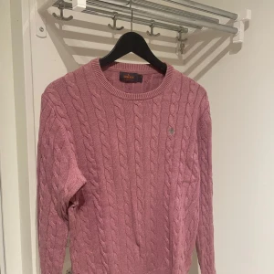 Morris tröja herr S - Säljer en snygg rosa stickad tröja från Morris med kabelstickat mönster. På tröjan står det M men passar dig som har S bäst.