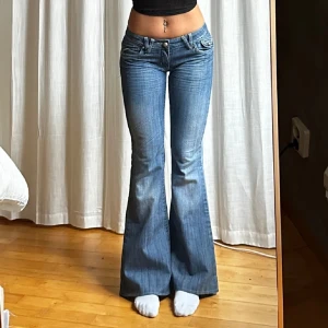 Blå Lågmidjade jeans med bootcut - Jättefina vintage jeans från Vs.miss som tyvärr inte passar på mig. Midja: 36 cm, innerben: 79💕💕 Lånade bilder på de två första bilderna!!